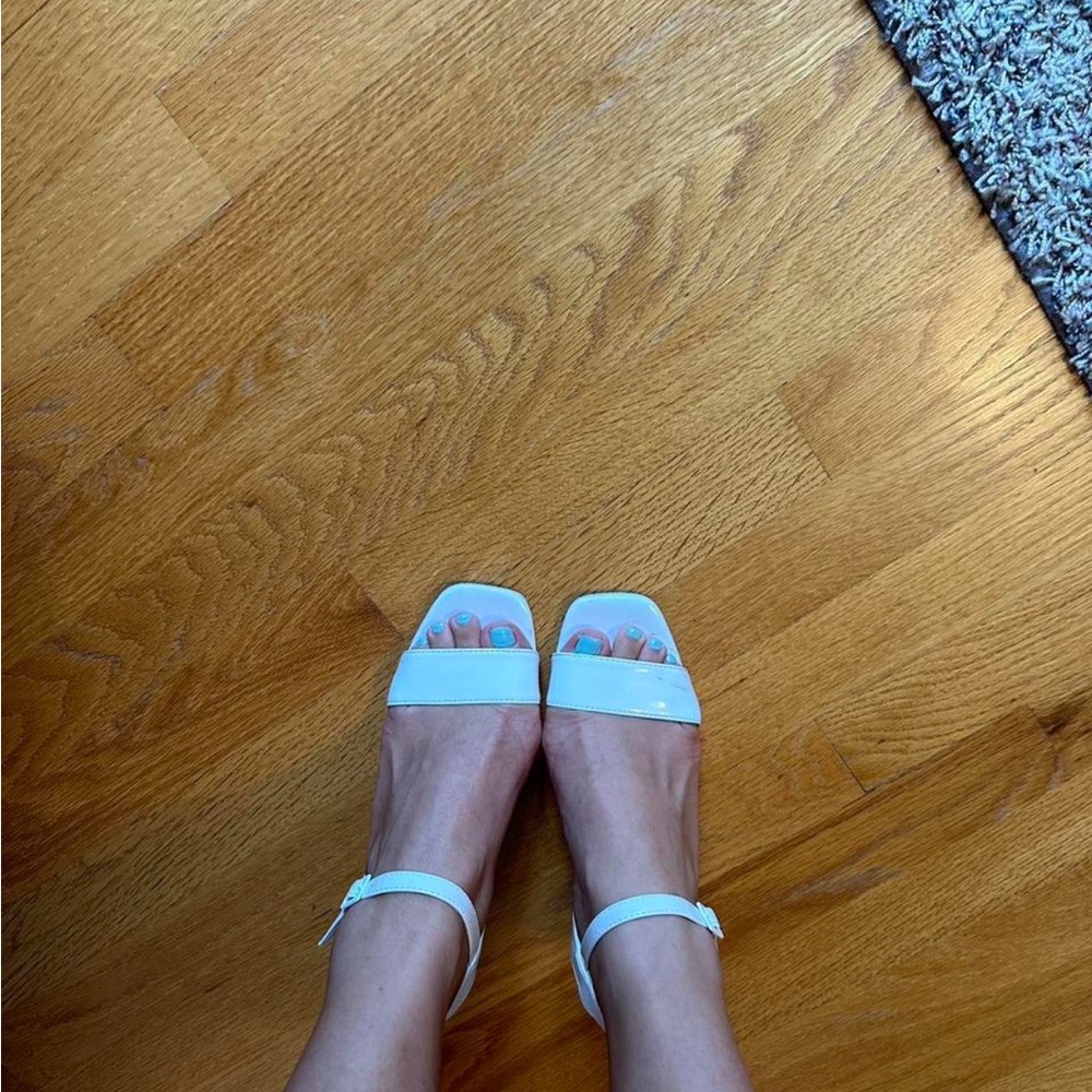 Katy Perry white heels - Picture 5 of 8